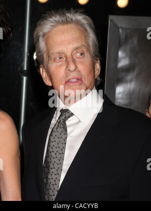 20. September 2010 - New York, NY, USA - Michael Douglas an der New-York-Premiere von: "Wall Street 2: Money Never Sleeps" (Kredit-Bild: © Dan Herrick/ZUMAPRESS.com) Stockfoto