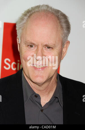 2. Juni 2010 - New York, New York, US - Schauspieler JOHN LITHGOW besucht die Premiere World Science Festival wo Physiker Stephen Hawking geehrt, war Alice Tully Hall im Lincoln Center statt. (Bild Kredit: Nancy Kaszerman/ZUMApress.com ©) Stockfoto