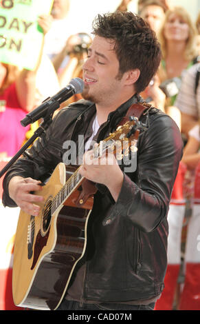 3. Juni 2010 - New York, New York, USA - DSDS-Gewinner, die LEE DEWYZE auf dem "Heute"-Show führt im Rockefeller Plaza statt. (Bild Kredit: Nancy Kaszerman/ZUMApress.com ©) Stockfoto