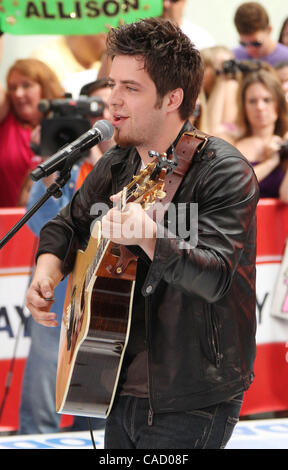 3. Juni 2010 - New York, New York, USA - DSDS-Gewinner, die LEE DEWYZE auf dem "Heute"-Show führt im Rockefeller Plaza statt. (Bild Kredit: Nancy Kaszerman/ZUMApress.com ©) Stockfoto