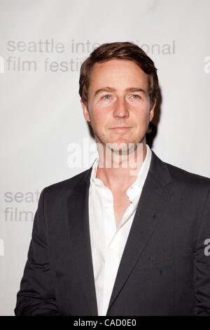 Seattle International Film Festival (SIFF) 2010 A Tribute to Edward Norton.screening von Nortons neuester Film, Leaves of Grass. Norton wurde 2010 Golden Space Needle Award for Outstanding Achievement in Acting vorgestellt. Die Auszeichnung wurde von renommierten Glaskünstler Dale Chihuly entworfen. Norton, kommentierte Stockfoto