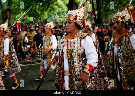 12. Juni 2010 - Denpasar, Bali, Indonesien - balinesischen Künstlern statt Teile während der Eröffnungsparade 32. Bali Arts Festival. Das jährliche Festival dauert einen Monat und wird traditionelle lokale und internationale Kunst-Performances und Ausstellungen präsentieren. (Kredit-Bild: © Johannes P. Christo/ZUMApress.co Stockfoto