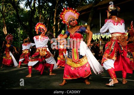 12. Juni 2010 - Denpasar, Bali, Indonesien - balinesischen Künstlern statt Teile während der Eröffnungsparade 32. Bali Arts Festival. Das jährliche Festival dauert einen Monat und wird traditionelle lokale und internationale Kunst-Performances und Ausstellungen präsentieren. (Kredit-Bild: © Johannes P. Christo/ZUMApress.co Stockfoto