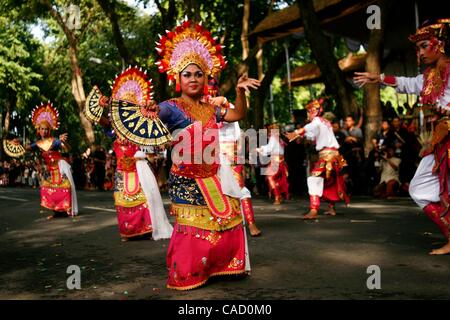 12. Juni 2010 - Denpasar, Bali, Indonesien - balinesischen Künstlern statt Teile während der Eröffnungsparade 32. Bali Arts Festival. Das jährliche Festival dauert einen Monat und wird traditionelle lokale und internationale Kunst-Performances und Ausstellungen präsentieren. (Kredit-Bild: © Johannes P. Christo/ZUMApress.co Stockfoto