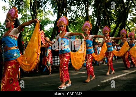 12. Juni 2010 - Denpasar, Bali, Indonesien - balinesischen Künstlern statt Teile während der Eröffnungsparade 32. Bali Arts Festival. Das jährliche Festival dauert einen Monat und wird traditionelle lokale und internationale Kunst-Performances und Ausstellungen präsentieren. (Kredit-Bild: © Johannes P. Christo/ZUMApress.co Stockfoto