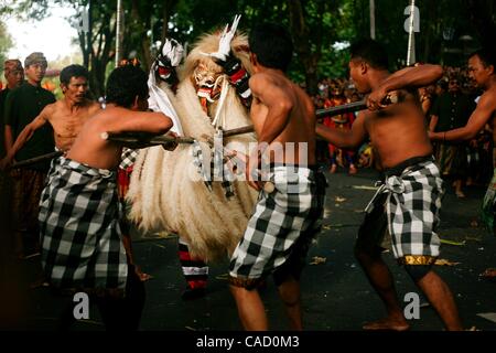 12. Juni 2010 - Denpasar, Bali, Indonesien - balinesischen Künstlern statt Teile während der Eröffnungsparade 32. Bali Arts Festival. Das jährliche Festival dauert einen Monat und wird traditionelle lokale und internationale Kunst-Performances und Ausstellungen präsentieren. (Kredit-Bild: © Johannes P. Christo/ZUMApress.co Stockfoto