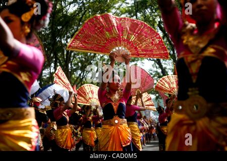 12. Juni 2010 - Denpasar, Bali, Indonesien - balinesischen Künstlern statt Teile während der Eröffnungsparade 32. Bali Arts Festival. Das jährliche Festival dauert einen Monat und wird traditionelle lokale und internationale Kunst-Performances und Ausstellungen präsentieren. (Kredit-Bild: © Johannes P. Christo/ZUMApress.co Stockfoto