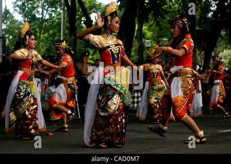 12. Juni 2010 - Denpasar, Bali, Indonesien - balinesischen Künstlern statt Teile während der Eröffnungsparade 32. Bali Arts Festival. Das jährliche Festival dauert einen Monat und wird traditionelle lokale und internationale Kunst-Performances und Ausstellungen präsentieren. (Kredit-Bild: © Johannes P. Christo/ZUMApress.co Stockfoto