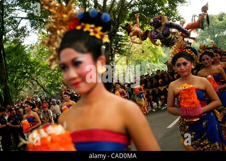 12. Juni 2010 - Denpasar, Bali, Indonesien - balinesischen Künstlern statt Teile während der Eröffnungsparade 32. Bali Arts Festival. Das jährliche Festival dauert einen Monat und wird traditionelle lokale und internationale Kunst-Performances und Ausstellungen präsentieren. (Kredit-Bild: © Johannes P. Christo/ZUMApress.co Stockfoto