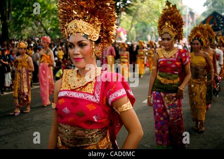 12. Juni 2010 - Denpasar, Bali, Indonesien - balinesischen Künstlern statt Teile während der Eröffnungsparade 32. Bali Arts Festival. Das jährliche Festival dauert einen Monat und wird traditionelle lokale und internationale Kunst-Performances und Ausstellungen präsentieren. (Kredit-Bild: © Johannes P. Christo/ZUMApress.co Stockfoto