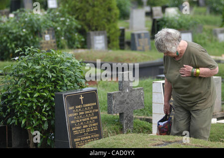 Australische Shirley Shackleton, Ehefrau des verstorbenen australischen Journalist Greg Shackleton, sitzt neben dem Grab in Jakarta.Indonesia. 9. Juli 2010, wo fünf Journalisten, die sogenannte Balibo Five, die in Ost-Timor 1975 getötet wurden, begraben wurden. Die Frau von einem australischen Reporter von angeblich getötet Stockfoto