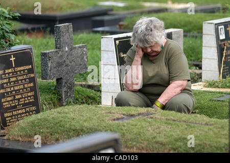 Australische Shirley Shackleton, Ehefrau des verstorbenen australischen Journalist Greg Shackleton, sitzt neben dem Grab in Jakarta.Indonesia. 9. Juli 2010, wo fünf Journalisten, die sogenannte Balibo Five, die in Ost-Timor 1975 getötet wurden, begraben wurden. Die Frau von einem australischen Reporter von angeblich getötet Stockfoto