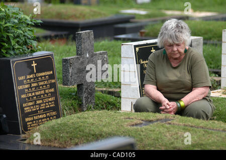 Australische Shirley Shackleton, Ehefrau des verstorbenen australischen Journalist Greg Shackleton, sitzt neben dem Grab in Jakarta.Indonesia. 9. Juli 2010, wo fünf Journalisten, die sogenannte Balibo Five, die in Ost-Timor 1975 getötet wurden, begraben wurden. Die Frau von einem australischen Reporter von angeblich getötet Stockfoto