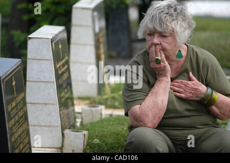 Australische Shirley Shackleton, Ehefrau des verstorbenen australischen Journalist Greg Shackleton, sitzt neben dem Grab in Jakarta.Indonesia. 9. Juli 2010, wo fünf Journalisten, die sogenannte Balibo Five, die in Ost-Timor 1975 getötet wurden, begraben wurden. Die Frau von einem australischen Reporter von angeblich getötet Stockfoto