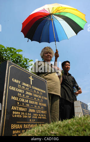 Australische Shirley Shackleton, Ehefrau des verstorbenen australischen Journalist Greg Shackleton, sitzt neben dem Grab in Jakarta.Indonesia. 9. Juli 2010, wo fünf Journalisten, die sogenannte Balibo Five, die in Ost-Timor 1975 getötet wurden, begraben wurden. Die Frau von einem australischen Reporter von angeblich getötet Stockfoto