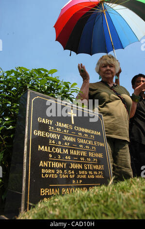 Australische Shirley Shackleton, Ehefrau des verstorbenen australischen Journalist Greg Shackleton, sitzt neben dem Grab in Jakarta.Indonesia. 9. Juli 2010, wo fünf Journalisten, die sogenannte Balibo Five, die in Ost-Timor 1975 getötet wurden, begraben wurden. Die Frau von einem australischen Reporter von angeblich getötet Stockfoto