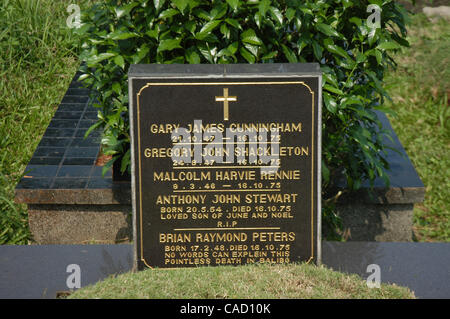 Australische Shirley Shackleton, Ehefrau des verstorbenen australischen Journalist Greg Shackleton, sitzt neben dem Grab in Jakarta.Indonesia. 9. Juli 2010, wo fünf Journalisten, die sogenannte Balibo Five, die in Ost-Timor 1975 getötet wurden, begraben wurden. Die Frau von einem australischen Reporter von angeblich getötet Stockfoto