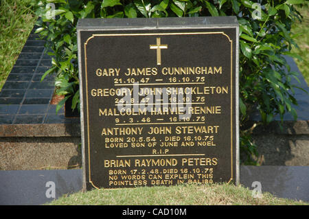 Australische Shirley Shackleton, Ehefrau des verstorbenen australischen Journalist Greg Shackleton, sitzt neben dem Grab in Jakarta.Indonesia. 9. Juli 2010, wo fünf Journalisten, die sogenannte Balibo Five, die in Ost-Timor 1975 getötet wurden, begraben wurden. Die Frau von einem australischen Reporter von angeblich getötet Stockfoto