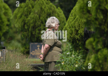 Australische Shirley Shackleton, Ehefrau des verstorbenen australischen Journalist Greg Shackleton, sitzt neben dem Grab in Jakarta.Indonesia. 9. Juli 2010, wo fünf Journalisten, die sogenannte Balibo Five, die in Ost-Timor 1975 getötet wurden, begraben wurden. Die Frau von einem australischen Reporter von angeblich getötet Stockfoto