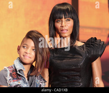 5. August 2010 - Tokyo, Japan - Willow Smith und Jada Pinkett Smith besuchen die japanische Erstaufführung von "Karate Kid" auf dem roten Teppich am Roppongi Hills am 5. August 2010 in Tokio, Japan. (Kredit-Bild: © Koichi Kamoshida/Jana/ZUMApress.com) Stockfoto