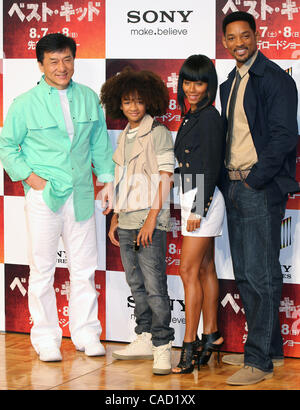 5. August 2010 - Tokyo, Japan - (L-R) chinesische Schauspieler Jackie Chan, Jaden Smith, Jada Pinkett Smith und Will Smith besuchen Sie "The Karate Kid" Premiere im The Ritz-Carlton Hotel Tokyo am 5. August 2010 in Tokio, Japan. (Bild Kredit: ÔΩ © Koichi Kamoshida/Jana/ZUMApress.com) Stockfoto