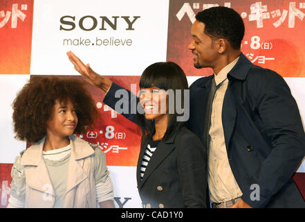 5. August 2010 - Tokyo, Japan - (L-R) U.S. Schauspieler Jaden Smith, Jada Pinkett Smith und Will Smith besuchen Sie "The Karate Kid" Premiere im The Ritz-Carlton Hotel Tokyo am 5. August 2010 in Tokio, Japan. (Bild Kredit: ÔΩ © Koichi Kamoshida/Jana/ZUMApress.com) Stockfoto