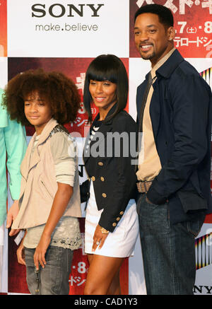 5. August 2010 - Tokyo, Japan - (L-R) U.S. Schauspieler Jaden Smith, Jada Pinkett Smith und Will Smith besuchen Sie "The Karate Kid" Premiere im The Ritz-Carlton Hotel Tokyo am 5. August 2010 in Tokio, Japan. (Bild Kredit: ÔΩ © Koichi Kamoshida/Jana/ZUMApress.com) Stockfoto