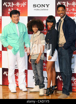 5. August 2010 - Tokyo, Japan - (L-R) chinesische Schauspieler Jackie Chan, Jaden Smith, Jada Pinkett Smith und Will Smith besuchen Sie "The Karate Kid" Premiere im The Ritz-Carlton Hotel Tokyo am 5. August 2010 in Tokio, Japan. (Bild Kredit: ÔΩ © Koichi Kamoshida/Jana/ZUMApress.com) Stockfoto