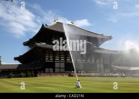 7. August 2010 ist am 7. August 2010 in Nara, Japan - Nara, Japan - große Buddha Hall (The Daibutsuden) im Todaiji Tempel gesehen. Der große Buddha Halle ist der größten Holzgebäude der Welt, beherbergt eine kolossale Bronzestatue des Buddha Vairocana, bekannt einfach als der Daibutsu Japanisch.  (Cred Stockfoto