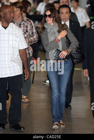 17. August 2010 kommt - Narita, Japan - Julia Roberts am Narita International Airport in Narita, Japan. Sie ist in Japan zur Förderung ihres neuen Films "Eat, Pray, Love" unter der Regie von Regisseur Ryan Murphy in Japan am 17. September öffnet. (Kredit-Bild: © Koichi Kamoshida/Jana/ZUMApress.com) Stockfoto