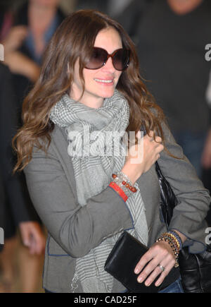 17. August 2010 kommt - Narita, Japan - Julia Roberts am Narita International Airport in Narita, Japan. Sie ist in Japan zur Förderung ihres neuen Films "Eat, Pray, Love" unter der Regie von Regisseur Ryan Murphy in Japan am 17. September öffnet. (Kredit-Bild: © Koichi Kamoshida/Jana/ZUMApress.com) Stockfoto