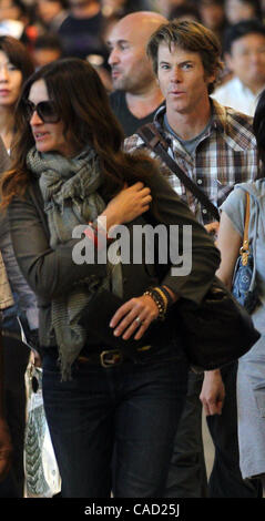 17. August 2010 kommen - Narita, Japan - Julia Roberts (C) und ihr Mann Danny Moder (R) am Narita International Airport in Narita, Japan. Sie ist in Japan zur Förderung ihres neuen Films "Eat, Pray, Love" unter der Regie von Regisseur Ryan Murphy in Japan am 17. September öffnet. (Kredit-Bild: © Koichi Kam Stockfoto