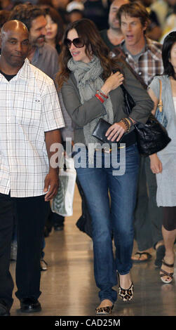 17. August 2010 kommen - Narita, Japan - Julia Roberts (C) und ihr Mann Danny Moder (R) am Narita International Airport in Narita, Japan. Sie ist in Japan zur Förderung ihres neuen Films "Eat, Pray, Love" unter der Regie von Regisseur Ryan Murphy in Japan am 17. September öffnet. (Kredit-Bild: © Koichi Kam Stockfoto