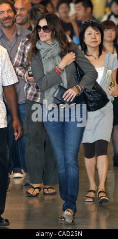 17. August 2010 kommt - Narita, Japan - Julia Roberts am Narita International Airport in Narita, Japan. Sie ist in Japan zur Förderung ihres neuen Films "Eat, Pray, Love" unter der Regie von Regisseur Ryan Murphy in Japan am 17. September öffnet. (Kredit-Bild: © Koichi Kamoshida/Jana/ZUMApress.com) Stockfoto