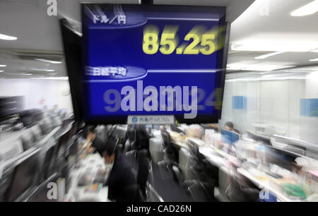 20. August 2010 - Tokyo, Japan - eine Elektronikplatine zeigt 85,25 Yen gegenüber dem US-Dollar an eine ausländische Währung Brokerage in Tokio, Japan. Der japanische Yen gegen den US-Dollar hat 84.72, seine höchste in 15 Jahren am 17. August getroffen. Nach der am 1. August von der Regierung veröffentlichten BIP-Statistik Stockfoto