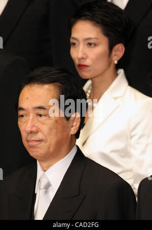 Sep 17, 2010 - Tokyo, Japan - der japanische Premierminister und demokratische Partei von Japan Naoto Kan (L) und Renho (R) posieren für Fotos mit seinem neuen Kabinett am Amtssitz des Premierministers in Tokio, Japan. Kan sein Kabinett umgebildet und Seiji Maehara ernannte der neue ausländische Ministe Stockfoto