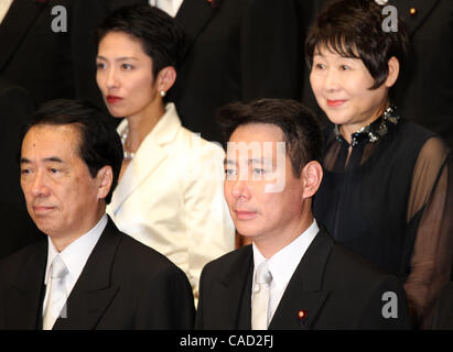 Sep 17, 2010 - Tokyo, Japan - der japanische Premierminister und demokratische Partei von Japan Naoto Kan (L) und neu ernannte Außenminister Seiji Maehara posieren für Fotos mit seinem neuen Kabinett am Amtssitz des Premierministers in Tokio, Japan. Kan sein Kabinett umgebildet und Seiji Maehara wurde Stockfoto