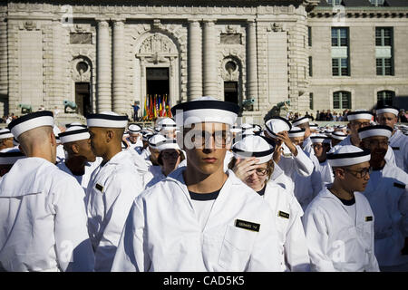 1. Juli 2010 - Annapolis, Maryland, US - Navy Midshipman 4. Klasse Caleb Dell Gerard Wanderungen von Bancroft Halle, nachdem er geschworen in die US Naval Academy während Einführungstag in Annapolis, Maryland, Donnerstagnachmittag, 1. Juli 2010. (Kredit-Bild: © Patrick Fallon/ZUMApress.com) Stockfoto