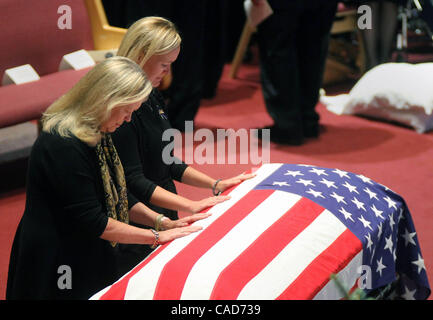 Ehemalige Alaska US-Senator Ted Stevens Frau, Catherine Stevens, links, und seine Tochter Lilly Stevens - Becker stehen der Sarg des ehemaligen Senators an der Trauerfeier für Stevens in Anchorage, Alaska Mittwoch, 18. August 2010.   Stevens, die längste Umhüllung republikanischer Senator überhaupt, und fi Stockfoto