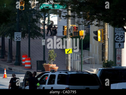 Montgomery County Polizei, Maryland State Troopers sowie Polizei aus den umliegenden Landkreisen umgeben die Entdeckung Gebäude in Silver Spring, MD, 1. September 2010... Früher ein bewaffneter Mann betrat das Gebäude mit einer Pistole bewaffnet und nahm drei Menschen als Geiseln.  Foto von Mannie Garcia Stockfoto