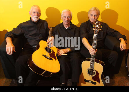 Die Quarrymen, (L-R) ROD DAVIS, COLIN HANTON, LEN GARRY, der britischen Rockgruppe, zeugte John Lennon in den frühen 1960er Jahren Proben an Gibson-Gitarre in New York City. Sie gehen auf eine kurze US-Tour zur Unterstützung Lennons 70. Geburtstag (9. Oktober 2010) hätte Stockfoto