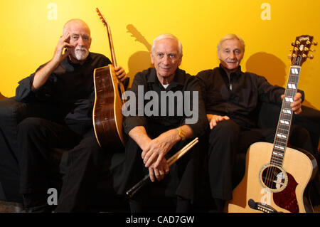 Die Quarrymen, (L-R) ROD DAVIS, COLIN HANTON, LEN GARRY, der britischen Rockgruppe, zeugte John Lennon in den frühen 1960er Jahren Proben an Gibson-Gitarre in New York City. Sie gehen auf eine kurze US-Tour zur Unterstützung Lennons 70. Geburtstag (9. Oktober 2010) hätte Stockfoto