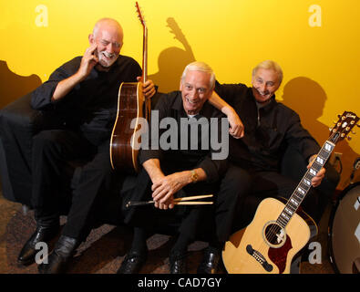 Die Quarrymen, (L-R) ROD DAVIS, COLIN HANTON, LEN GARRY, der britischen Rockgruppe, zeugte John Lennon in den frühen 1960er Jahren Proben an Gibson-Gitarre in New York City. Sie gehen auf eine kurze US-Tour zur Unterstützung Lennons 70. Geburtstag (9. Oktober 2010) hätte Stockfoto