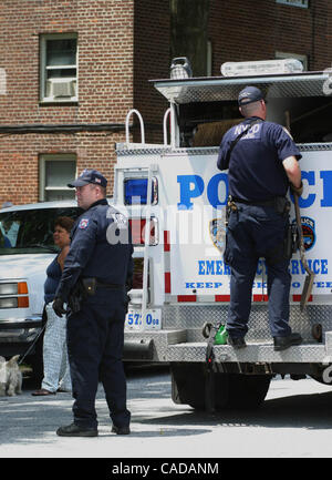 25. Juni 2010 sind - New York, New York, USA - Sheepshead Bay Brooklyn 2 loten gefangen, nachdem Polizei jagen von einem shooting in Brooklyn, New York06-25-2010. K65569BCO. Atmosphäre (Kredit-Bild: © Bruce Cotler/Globe Photos/ZUMApress.com) Stockfoto