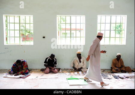 5. August 2010 - machen Kano, KANO, NIGERIA - bei the Mariri Berufsbildungszentrum in Kano, Nigeria, Polio-Opfer, die auch verkrüppelt sind, um zu gehen, Schuhe für Leute, die können. . Religiöser Fanatismus und Fehlinformationen haben Dorfbewohner in der muslimischen Norden von Nigeria in Ablehnung Polio-Impfungen gezwungen und Stockfoto