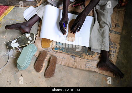 5. August 2010 - Kano, KANO, NIGERIA - Abdullahi Ibrahim, 42, ist mit Polio und gehbehindert verkrüppelt. Bei der. Mariri Vocational Training Center in Kano, Nigeria, er macht Schuhe für Leute, die können... Religiöser Fanatismus und Fehlinformationen haben Dorfbewohner in der muslimischen Norden von Nigeria in Refusi gezwungen. Stockfoto