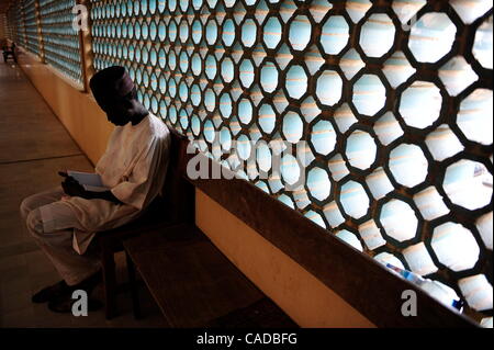 5. August 2010 - Kano, KANO, NIGERIA - Bashir Mustafah, 24, liest den Koran auf dem Flur des Gesundheitsministeriums in Kano, Nigeria. Religiöser Fanatismus und Fehlinformationen haben Dorfbewohner in der muslimischen Norden von Nigeria in Ablehnung Polio-Impfungen gezwungen und führte zu dem Reemergence von Polio nur eine Stockfoto