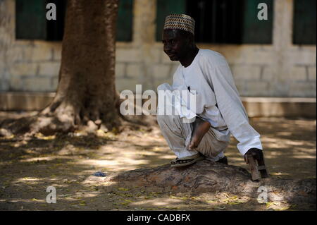 5. August 2010 - Kano, KANO, NIGERIA - Aminu Ahman El Wada, Gründer und Vorsitzender der Kano Zustand Polio Opfer Trust Association und verkrüppelt mit Polio besuchen eine Grundschule in Kano, Nigeria. Seine Frau hat auch Kinderlähmung und eines seiner sieben Kinder hat auch Polio. . Religiöser Fanatismus und misinf Stockfoto