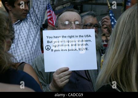 11. September 2010 - New York, New York, USA - Familienmitglieder und Freunde versammeln sich auf dem neunten Jahrestag zum Angriff auf die Twin Towers zu protestieren, das Gebäude eine Moschee nahe Ground Zero. New York City 11.09.2010. K65858BCO (Kredit-Bild: © Bruce Cotler/Globe Photos/ZUMApress.com) Stockfoto