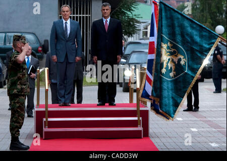 8. Juli 2010 - Pristina, Pristina, Kosovo - Großbritanniens ehemaligen Premierminister TONY BLAIR (Mitte) und seinem Gastgeber Kosovo Premierminister HASHIM THACI (rechts). Blair wurde von der Kosovo zeremonielle Garde vor dem Kosovo Regierungsgebäude in Priština begrüßt... Ehemalige britische Premierminister ist auf Stockfoto